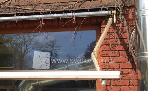Důkladné mytí znečištěné konstrukce markýzy - www.svetloAstin.cz
