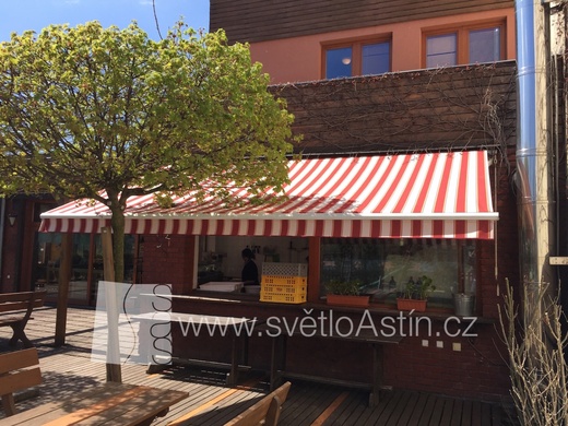 Původní markýza s novou látkou velká - www.svetloAstin.cz